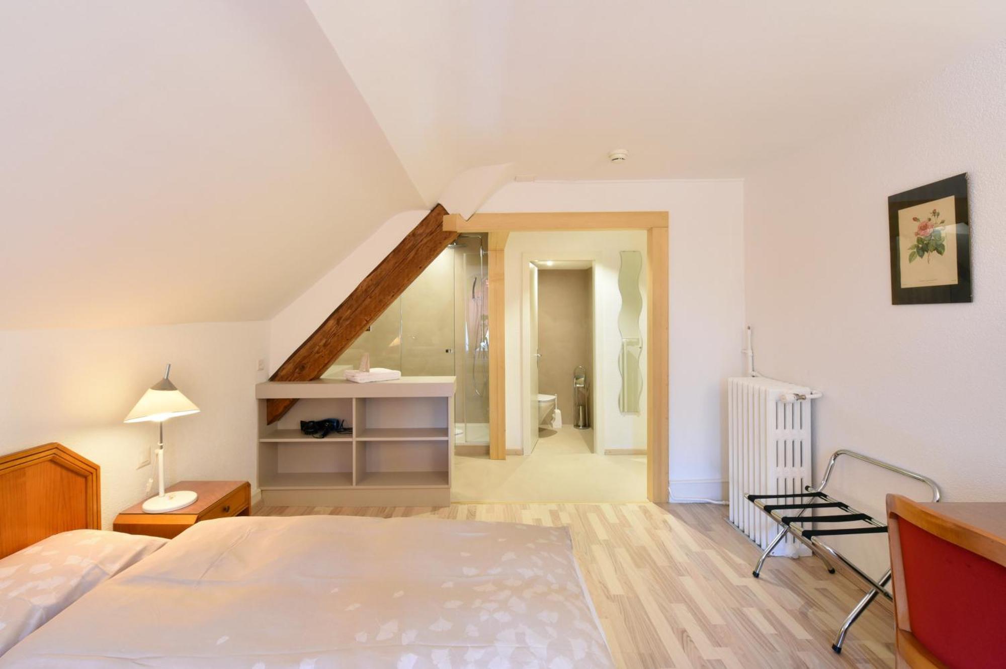 Hotel De L'Aigle Couvet Стая снимка