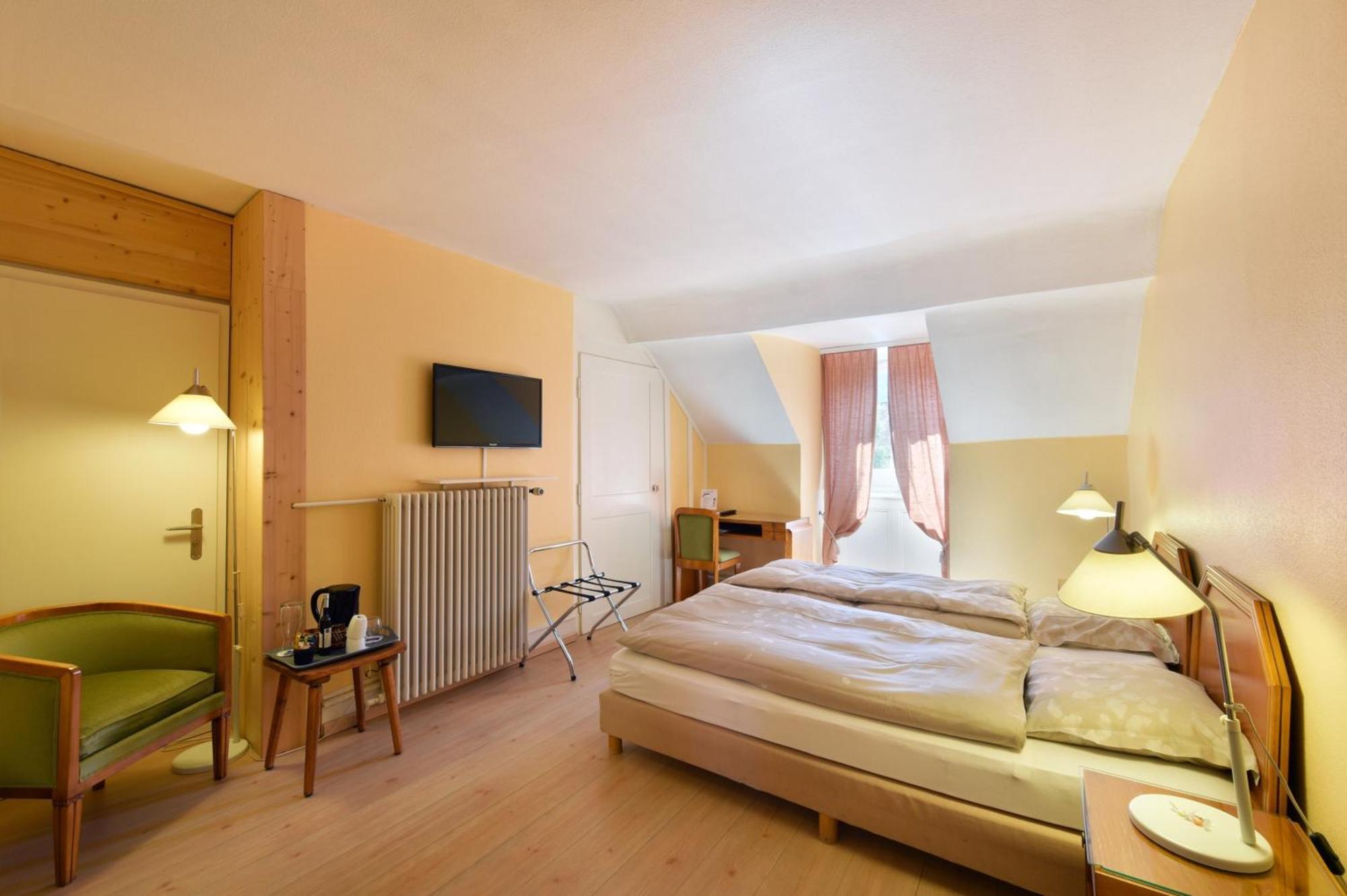Hotel De L'Aigle Couvet Стая снимка
