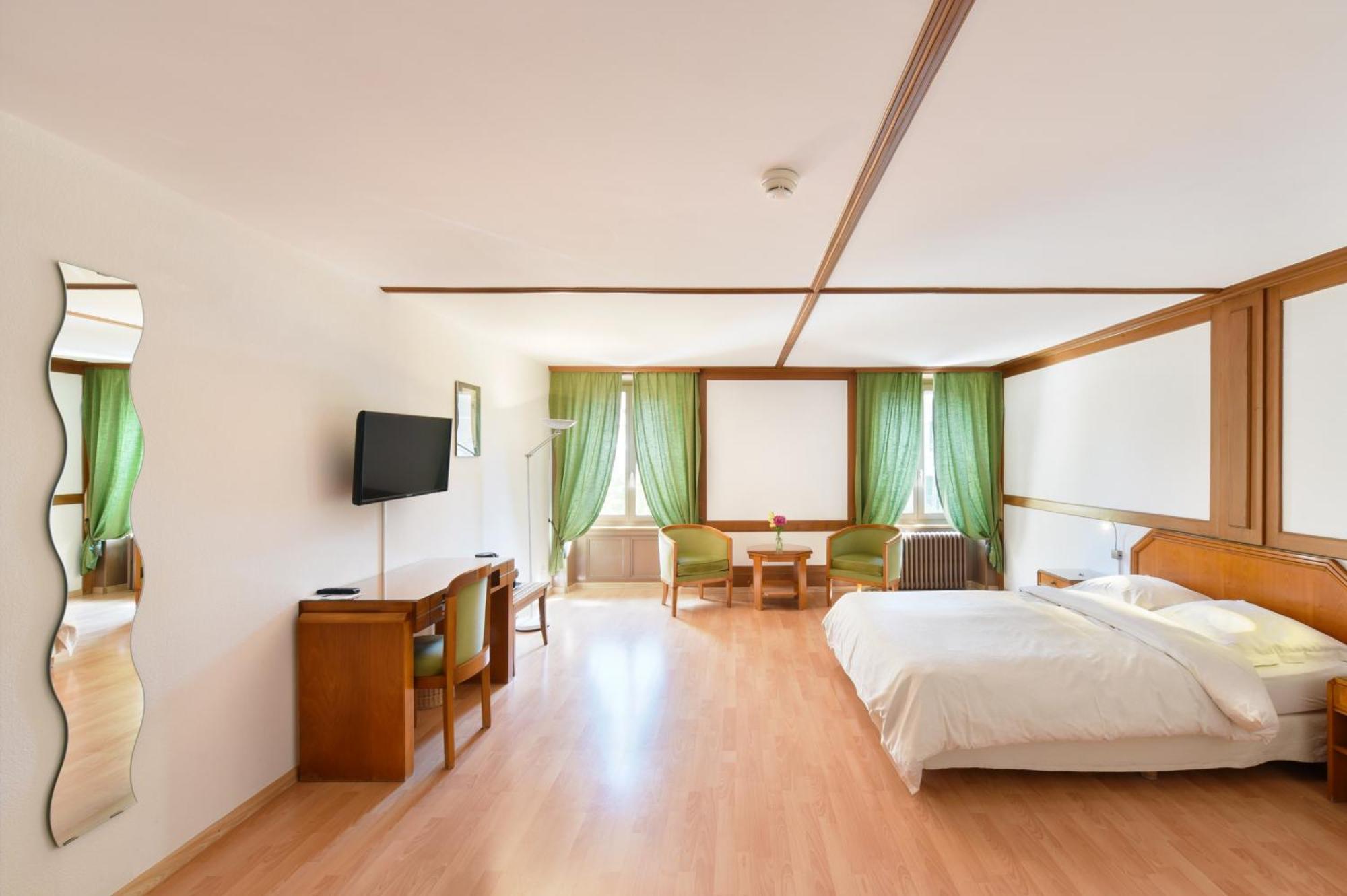 Hotel De L'Aigle Couvet Стая снимка