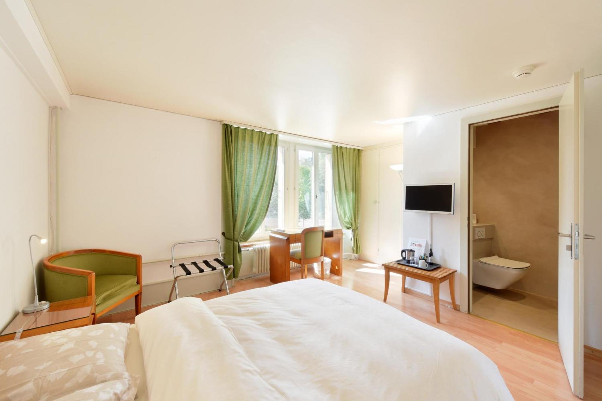 Hotel De L'Aigle Couvet Стая снимка