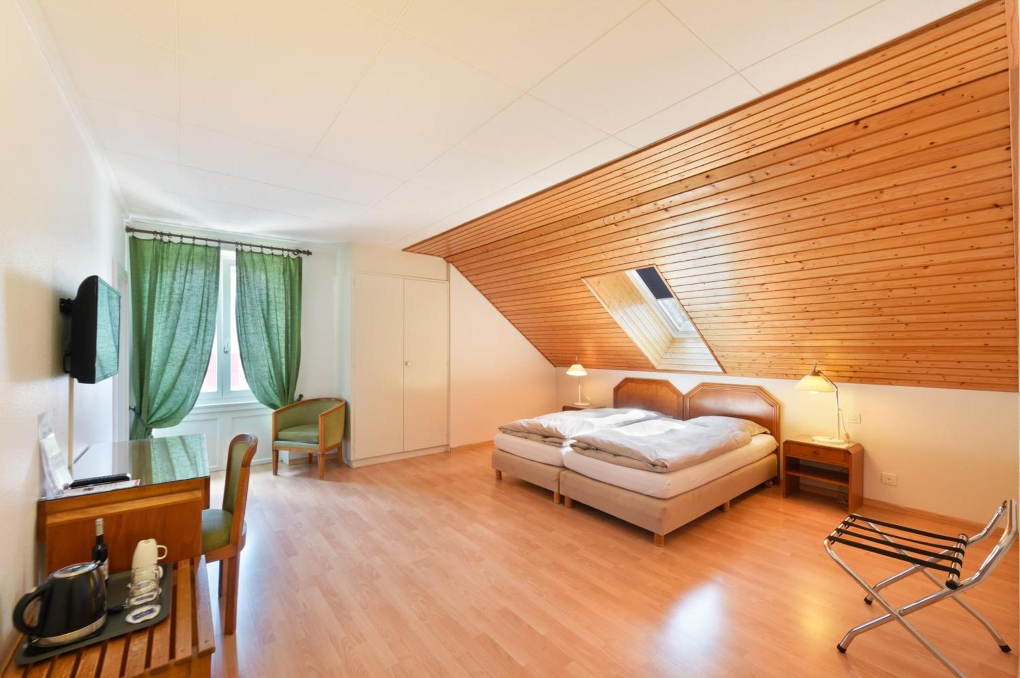 Hotel De L'Aigle Couvet Стая снимка