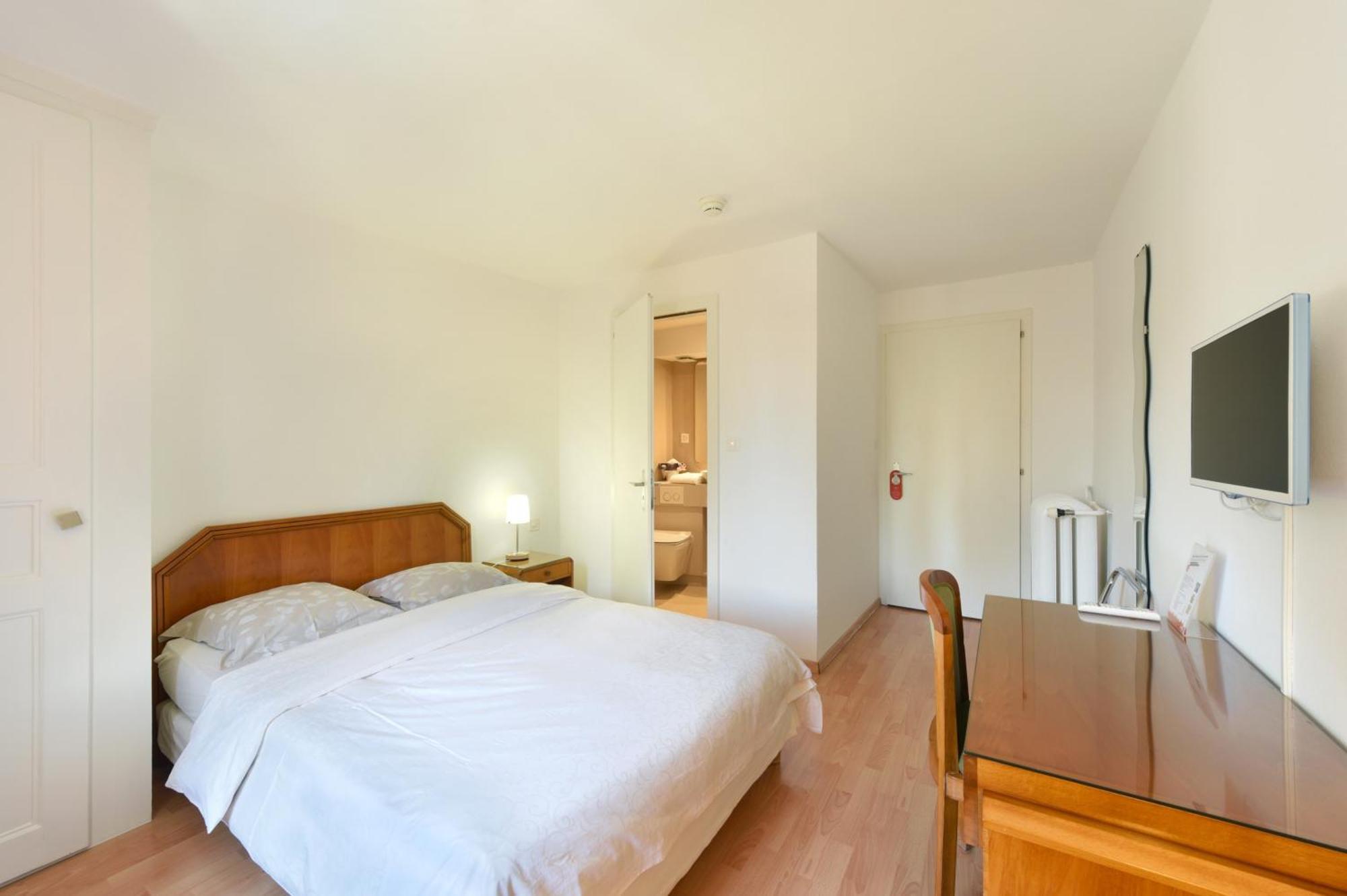 Hotel De L'Aigle Couvet Стая снимка
