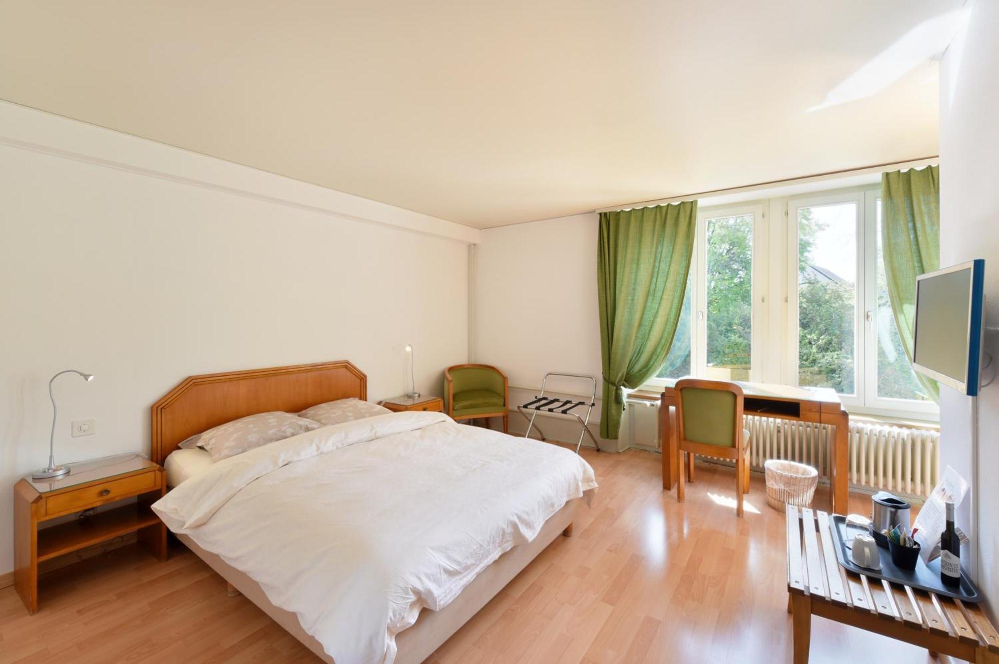 Hotel De L'Aigle Couvet Стая снимка
