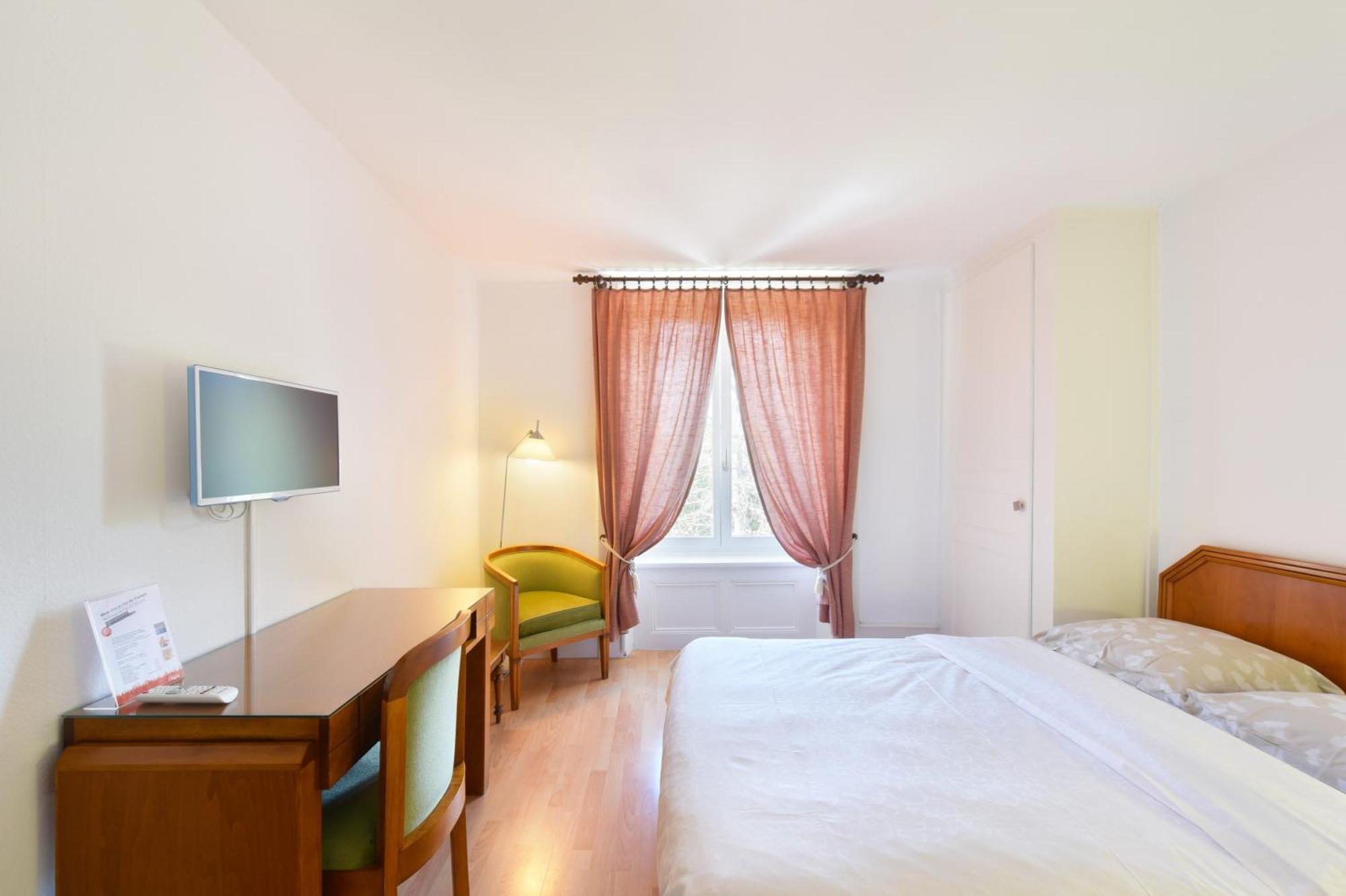 Hotel De L'Aigle Couvet Стая снимка