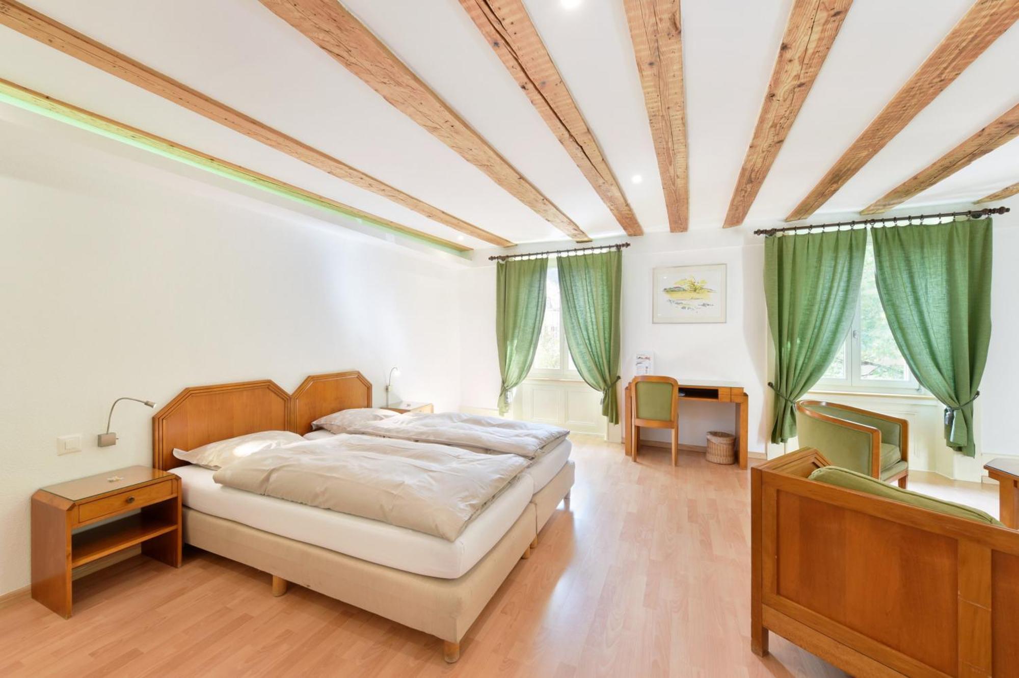 Hotel De L'Aigle Couvet Стая снимка