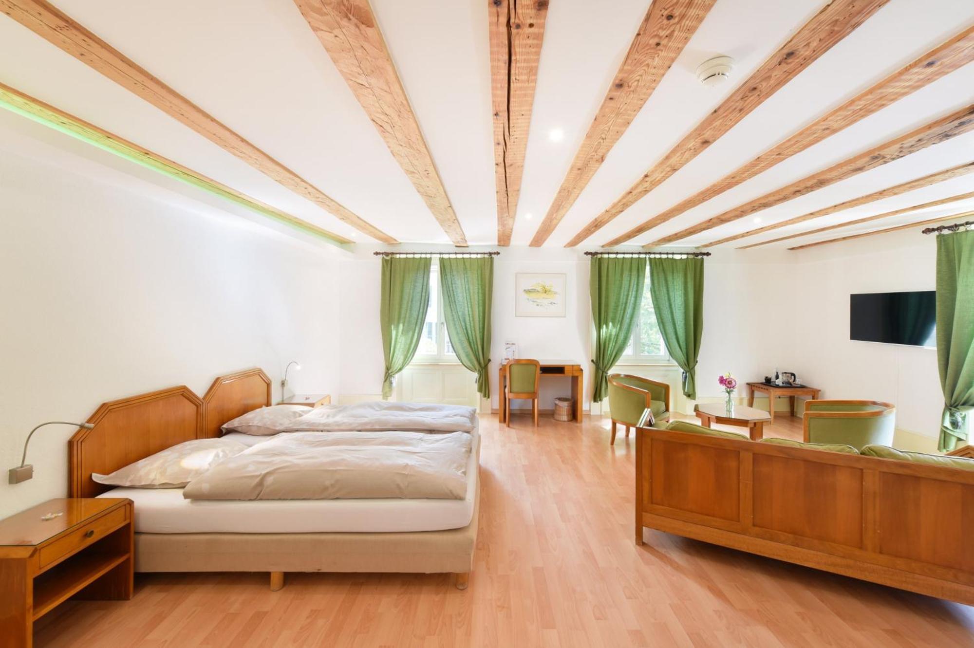Hotel De L'Aigle Couvet Стая снимка